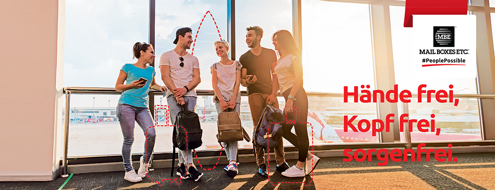 Menschen am Flughafen mit Gepäck