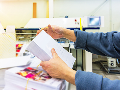 Mitarbeiter konfektioniert, um Briefe sicher zu versenden | Mail Boxes Etc.