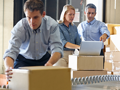 Logistik-Team verpackt fachmännisch Waren. | Mail Boxes Etc.